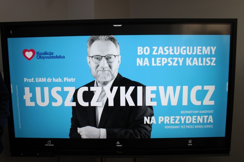 Prof. Piotr Łuszczykiewicz prezentuje swoje hasło wyborcze....
