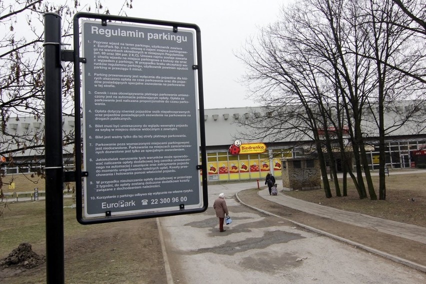 Przy Biedronce na Borowskiej jest parking, ale nie można na nim parkować (ZDJĘCIA)