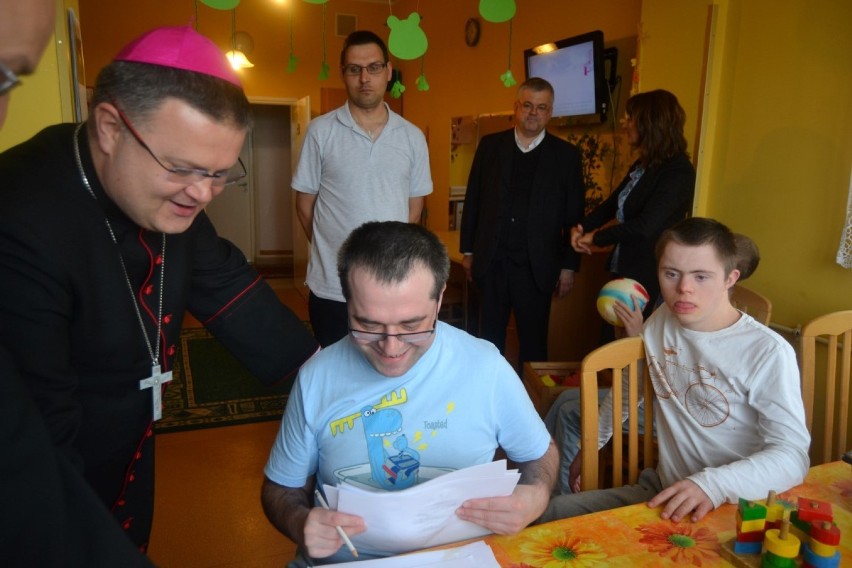 Wizyta biskupa Śmigla w Wielkim Garcu i Rudnie. Odwiedził niepełnosprawnych i uczniów szkoły. FOTO