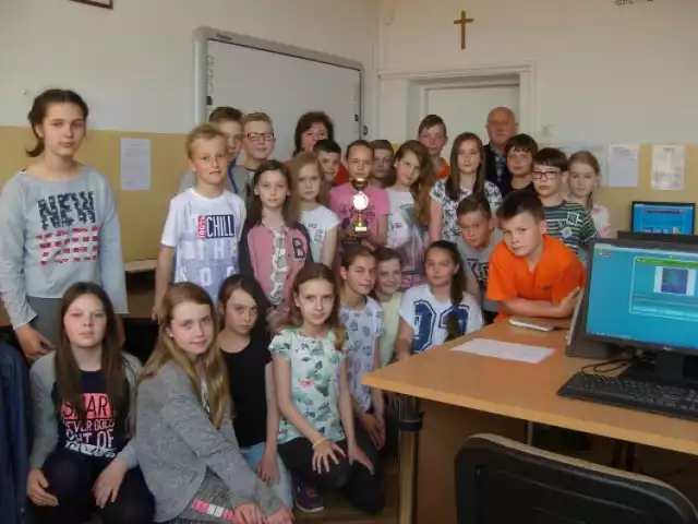 Uczniowie klasy 5A ze Szkoły Podstawowej nr 3 w Pruszczu Gdańskim ze swoimi nauczycielami - Renatą Ornoch i Andrzejem Chojaczykiem