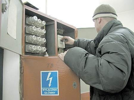 Najprostsze kradzieże prądu polegają na uszkodzeniu czy zablokowaniu licznika. Fot. V. Gradek