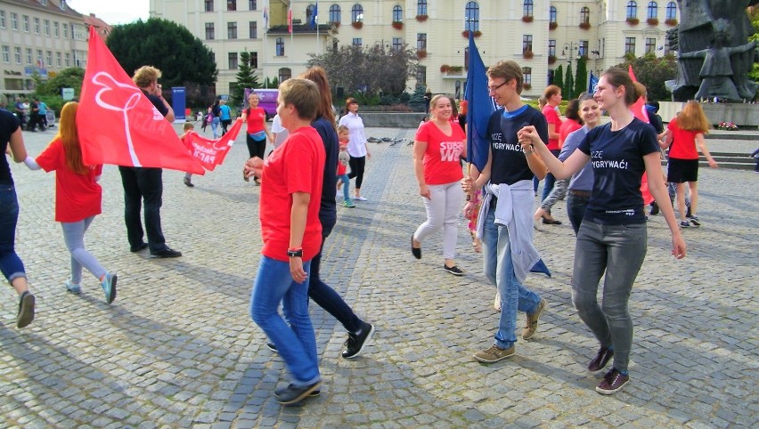 Studniówka Szlachetnej Paczki i Akademii Przyszłości na Starym Rynku [zdjęcia, wideo] 