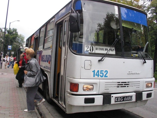 Komunikacja miejska w Bytomiu dwadzieścia lat temu. Jeździły jeszcze ikarusy i nie tylko.

Zobacz kolejne zdjęcia. Przesuwaj zdjęcia w prawo - naciśnij strzałkę lub przycisk NASTĘPNE