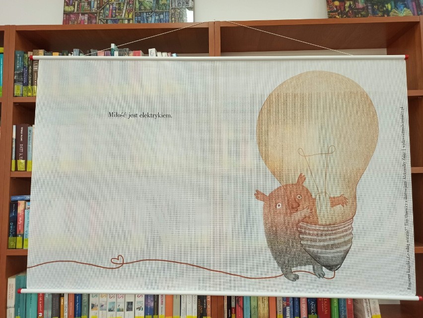 Tę wystawę ilustracji do książki o uczuciach w bibliotece w...