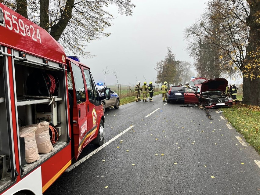 Wypadek na DK nr 10 w Kosztowie. Mercedes zderzył się z Kią [ZDJĘCIA]