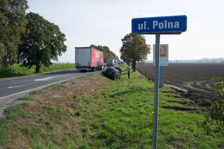 Zderzenie trzech aut pod Lasocicami, jeden z pojazdów w rowie