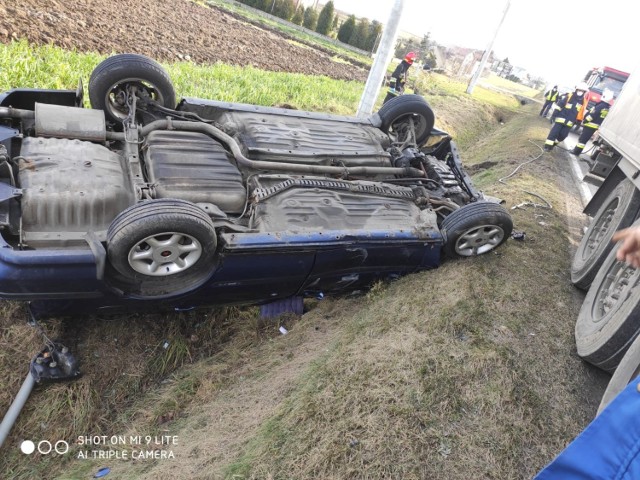 Do wypadku doszło na DK 73 między Lisią Górą a Dąbrową Tarnowską. Honda dachowała w rowie