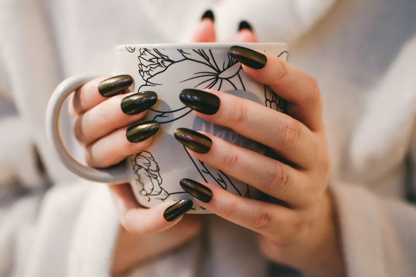 Zainspiruj się na jesień 2021. Piękne paznokcie z Kraśnika. Taki jesienny manicure robi wrażenie!