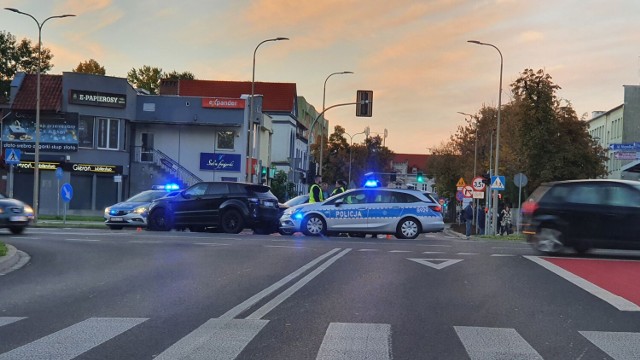 Dzisiaj przy skrzyżowaniu ulicy Marii Skłodowskiej Curie z Aleją Niepodległości doszło do kolizji dwóch samochodów. Na miejscu pojawiła się policja oraz pogotowie, które przebadało uczestników tego zdarzenia. Choć sytuacja wyglądała groźnie, to szczęśliwie nikomu nic się nie stało. Powód? Nieustąpienie pierwszeństwa przez jednego z kierowców. Tym razem skończyło się na mandacie.