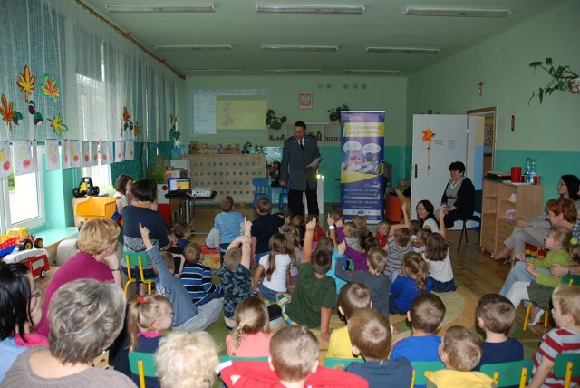 Lubartowscy policjanci systematycznie odwiedzają miejscowe szkoły i przedszkola.