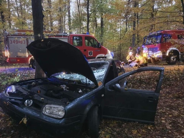 Wypadek koło Woli Rokszyckiej. Samochód uderzył w drzewo, kierowca był pijany, 21.10.2021