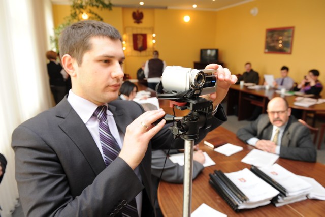 Adam Kaszubski ustawił kamerę na sali sesyjnej