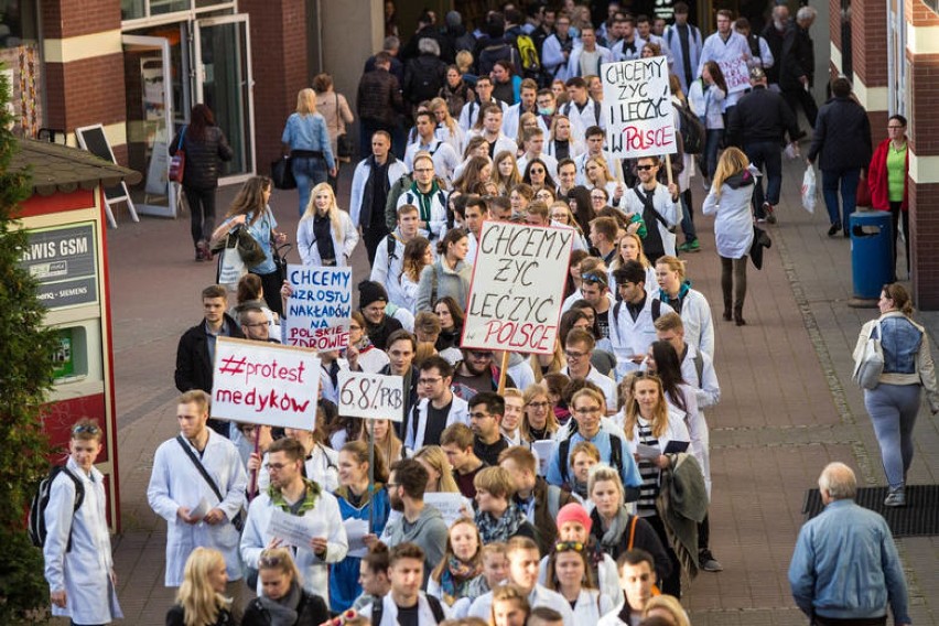 Demonstracja poparcia dla protestów lekarzy rezydentów w...