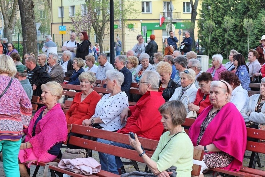 Cała sala tańczy z nami! Potańcówka w Świdniku wraz z zespołem Fraglesi, porwała mieszkańców do wspólnej zabawy [GALERIA]