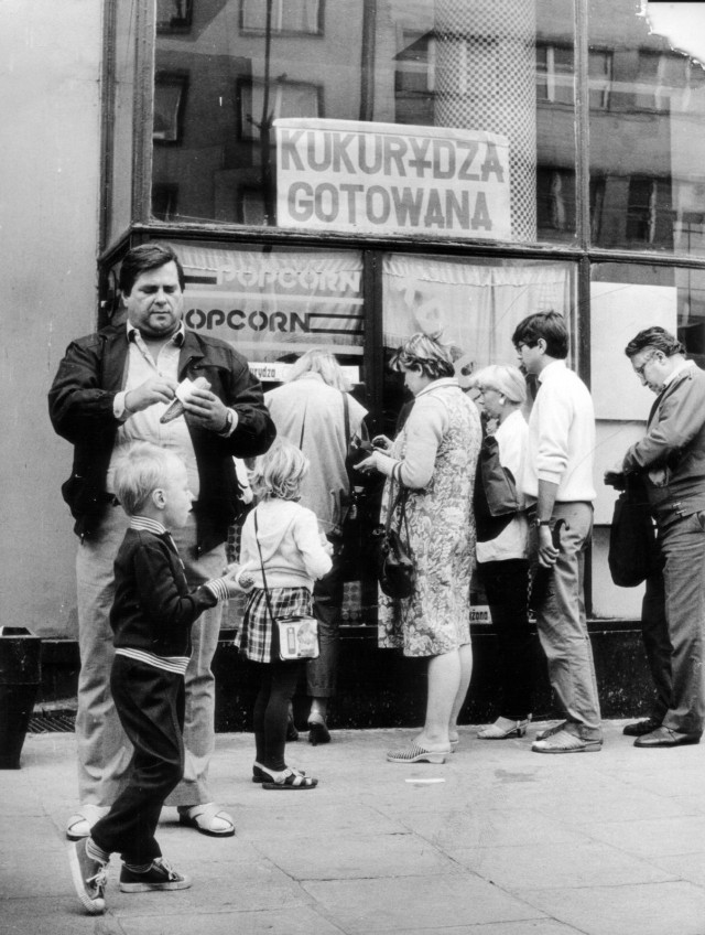 1986 rok, punkt sprzedaży kukurydzy gotowanej przy Świdnickiej