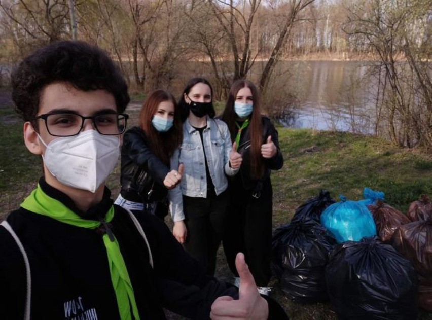 Wędrownicy wybrali się na ekologiczny spacer, podczas...