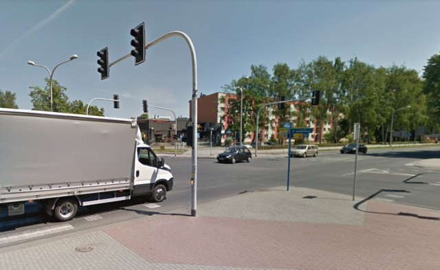 Sygnalizacja świetlna na skrzyżowaniu ulic Dąbrowskiego, Śniadeckiego i Szpitalna w Oświęcimiu jest wciąż nieczynna po awarii na początku sierpnia