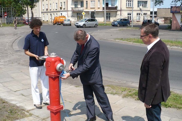 Dwóch prezydentów, komendant straży i prezes wodociągów. Otwarcia z wielką pompą doczekał się...hydrant przy Towarowej