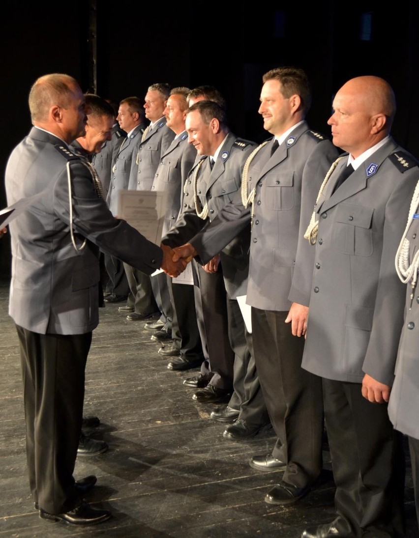 Święto policji w Ostrowie: Awansowano ponad 130 policjantów...