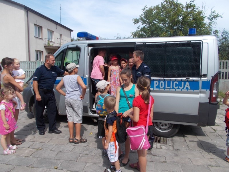 Policja w Poddębicach o bezpiecznych wakacjach