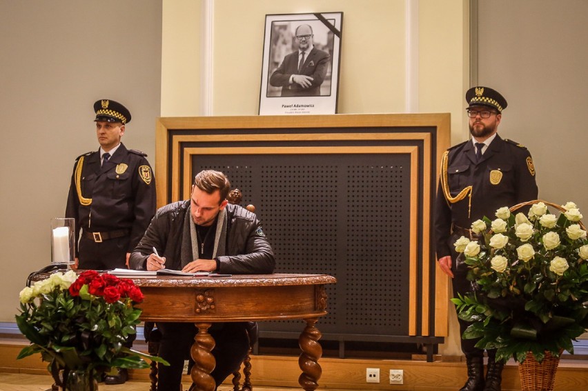 Mieszkańcy Gdańska żegnają prezydenta Pawła Adamowicza. Długa kolejka do księgi kondolencyjnej wyłożonej w magistracie [zdjęcia]