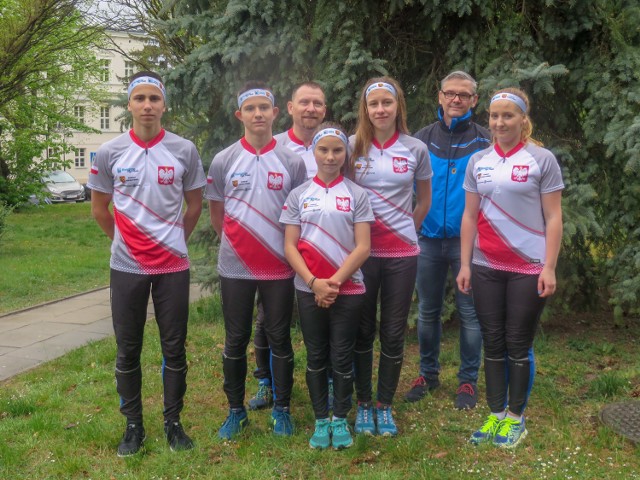 Od lewej: Rafał Gąsior, Wiktor Müller, trener Tomasz Müller, Iga Müller, Hanna Perfikowska, wiceburmistrz Kwidzyna Piotr Widz i Natalia Pudlis