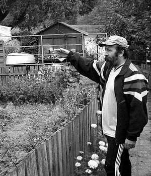 Mieszkaniec posesji przy ulicy Panny Marii Stanisław Polski wskazuje na zagospodarowany teren przydomowej działki, którą w przyszłym roku będzie musiał opróżnić. Poczajowiec