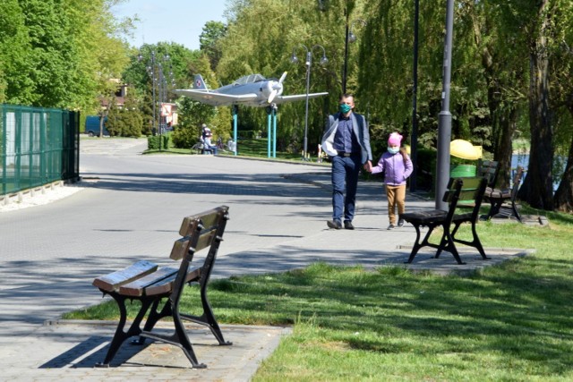 Nad pińczowskim zalewem mimo epidemii można spotkać spacerujących. O tej porze roku jest tam przepięknie, zwłaszcza podczas wschodów i zachodów słońca.