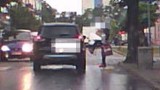 Pieszy kopnął samochód, który nie ustąpił mu pierwszeństwa na Zielonym Rynku we Włocławku [wideo]
