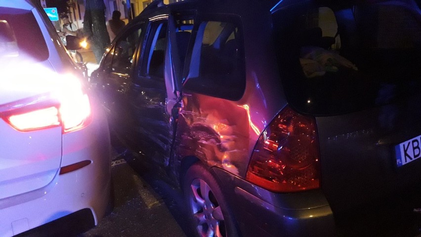 Brzesko: wyprzedzał i uszkodził trzy samochody w centrum miasta [ZDJĘCIA]