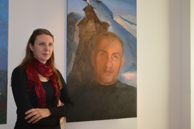 Marta Makarczuk przy jednym z portretów ks. Krzysztofa Grzywocza.