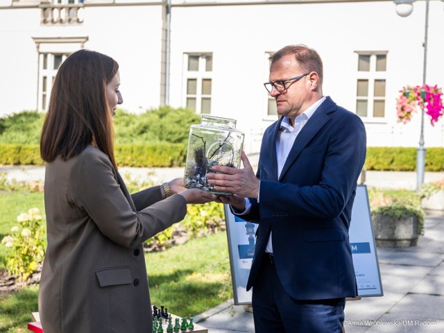 Prezydent Radomia Radosław Witkowski odebrał nagrodę za sprawnie przeprowadzony recykling elektrycznych śmieci.