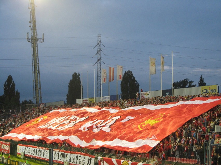 Olbrzymia flaga rozłożona przez kibiców Widzewa