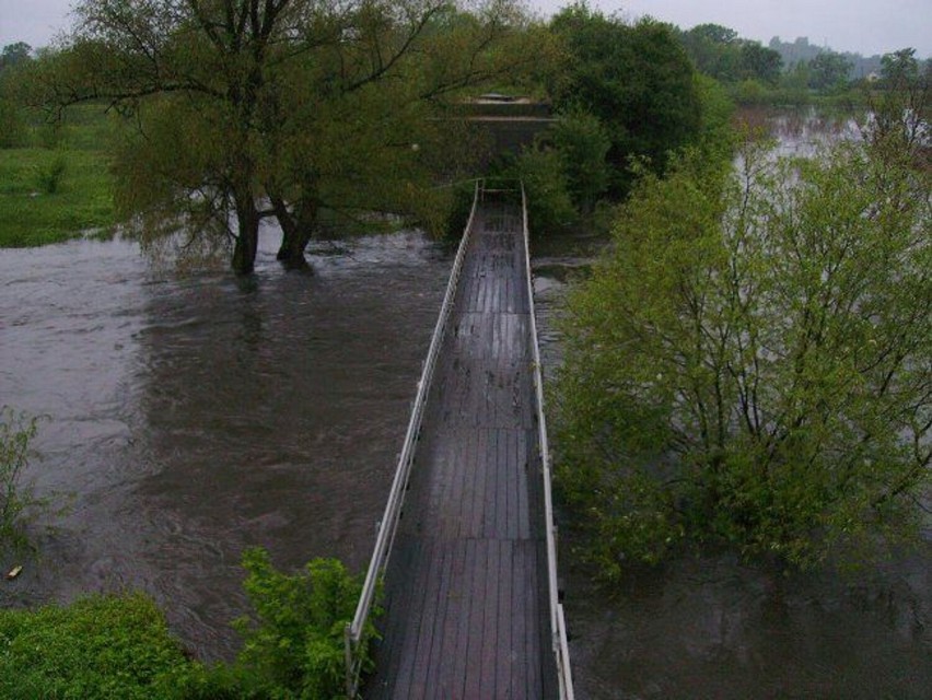Przemsza podczas powodzi w 2010 roku. Gmina Chełmek...