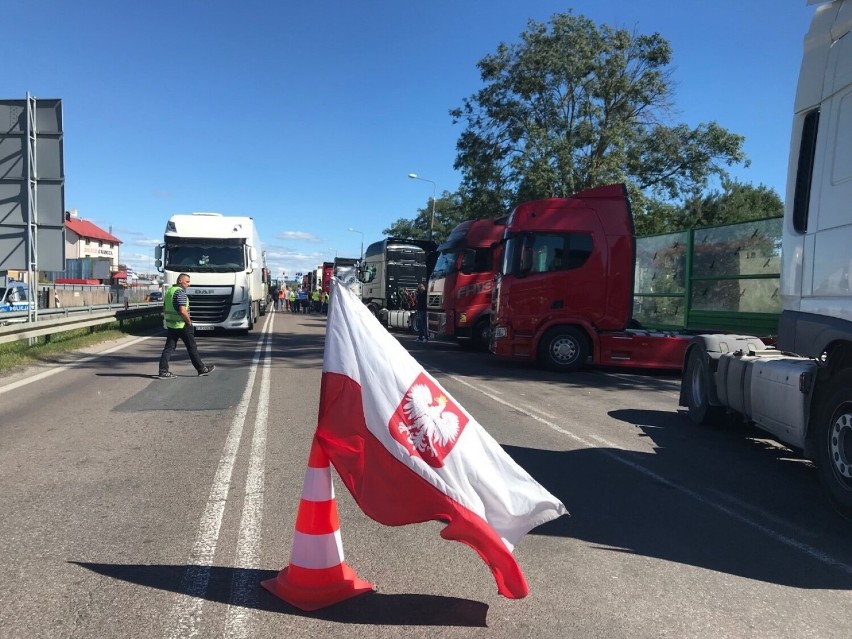 Protest kierowców w rejonie przejścia granicznego w Dorohusku. Tiry blokują przejazd