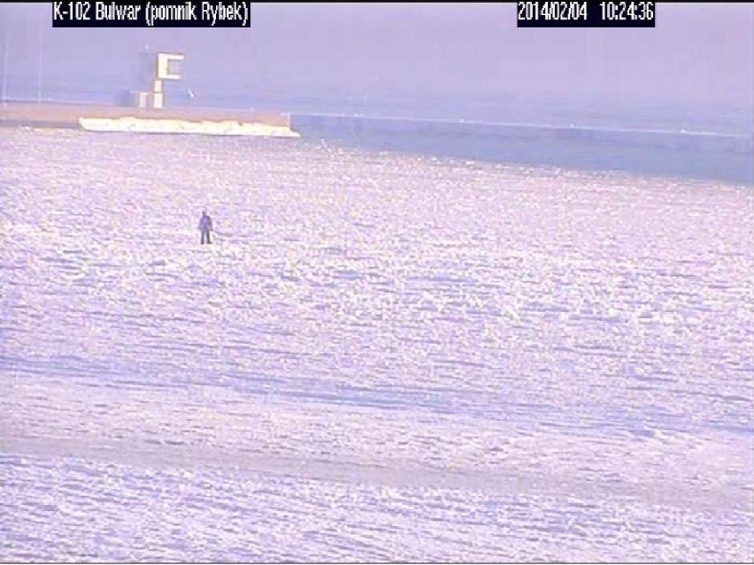 Mężczyzna w Gdyni spacerował po lodzie, następnie ćwiczył...
