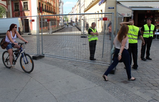 Wrocławski Rynek zamienił się w labirynt między ogrodzeniami.