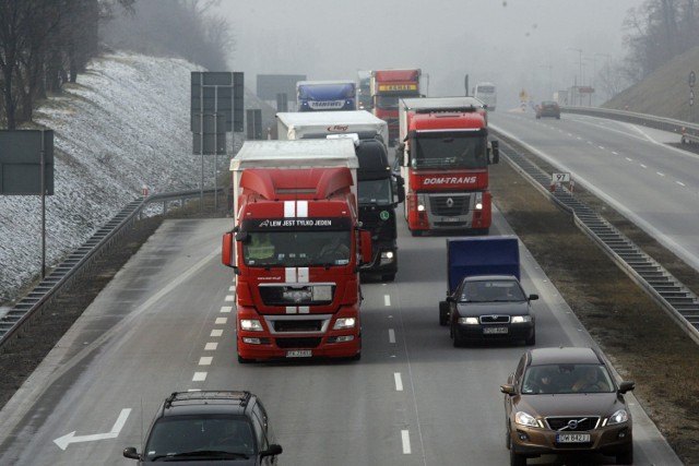 Kiepskie informacje dla kierowców, wierzyli w zapewnienia rządu i osobiście premiera Morawieckiego dotyczące przebudowy autostrady A4 na newralgicznym odcinku z Wrocławia do Legnicy. Przebudowa będzie, ale nie skończy się wcześniej niż za... 11 lat! Poinformował o tym dziś wrocławski poseł Michał Jaros, który pytał o tą sprawę ministerstwo. Odpowiedź nie nastraja optymizmem.