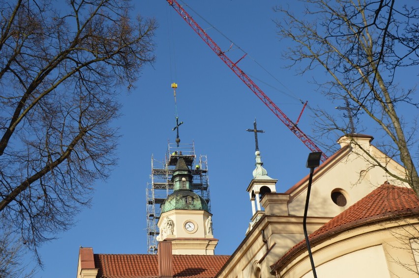 Odnowiony krzyż wrócił na szczyt wieży bazyliki w Zduńskiej...