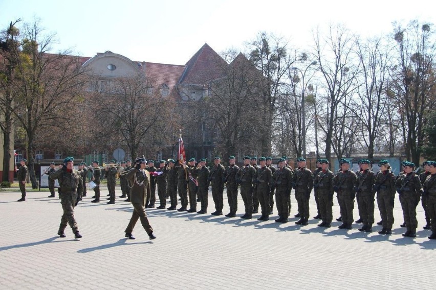 Dowódca 3BDM w Chełmnie, ppłk Piotr Kranz, wręczył...
