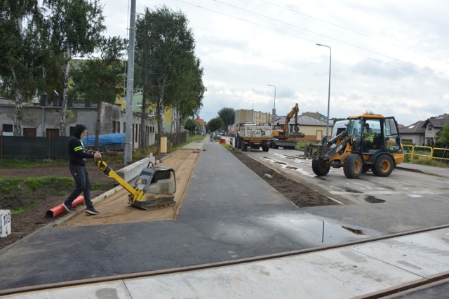 Przy ulicach Czołgistów i Komuny Paryskiej w Lęborku trwają rozpoczęte w kwietniu br. prace związane z budową długiej na 455 metrów ścieżki pieszo - rowerowej.