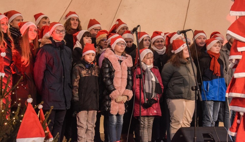 Mikołajki w Szamotułach: świąteczny kiermasz, muzyka, żywe rzeźby i dobra zabawa!