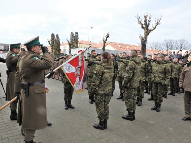 To pierwsza w tym roku grupa przyjętych strażników granicznych. Do końca roku planowane jest zatrudnienie łącznie siedemdziesięciu nowych osób.

W komendzie oddziału, przed obeliskiem upamiętniającym Patrona BiOSG gen. bryg. Jana Tomasza Gorzechowskiego, miało miejsce ślubowanie dwudziestu nowo przyjętych funkcjonariuszy. Wśród nich jest siedem kobiet i trzynastu mężczyzn. Wszyscy pochodzą z Podkarpacia. Aktualnie czeka ich 9- miesięczne szkolenie przygotowawcze w ośrodku szkolenia SG w Lubaniu.

Dodatkowo, uroczystość wzbogaciło wręczeniem aktów mianowania na wyższe stopnie w korpusie podoficerów: sześciu funkcjonariuszom - na stopień młodszego chorązego SG oraz dwudziestu - na stopień kaprala SG.

W swoim wystąpieniu komendant BiOSG płk SG Robert Rogoz powitał nowych funkcjonariuszy w szeregach formacji. Podkreślił, że cieszy się z wyboru ich drogi życiowej, ale służba w SG należy do trudnych i wymagających. Zwrócił się też do ich rodzin prosząc o wsparcie dla młodych adeptów.

Zobacz także: Straż graniczna otrzymała nowe uprawnienia. Funkcjonariusze będą mogli m.in. zatrzymać dowód rejestracyjny
