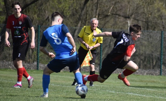 Piłkarska Klasa Okręgowa Oświęcim: LKS Rajsko - LKS Bobrek 3:1.Jakub Wykręt (z prawej) zdobył dwa gole dla Rajska.