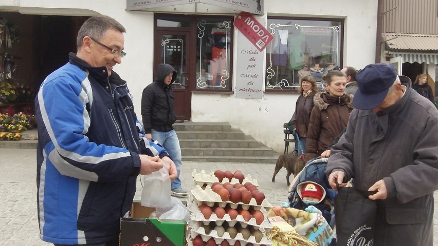 Kraśnik: Radny Bartoś rozdawał pisanki na święta ZDJĘCIA