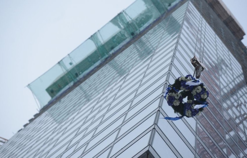 Na wieżowcu Cosmopolitan Twarda zawisła wiecha [FOTO]