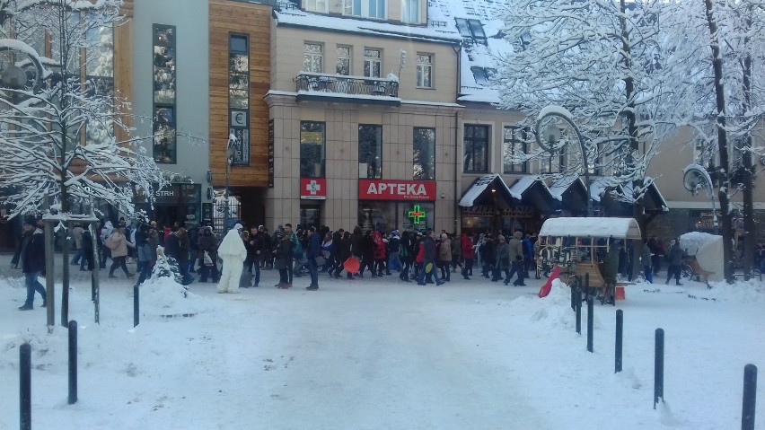 Sylwester Zakopane 2017. Tłumy turystów na Krupówkach [ZDJĘCIA]