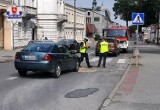 Zderzenie samochodów na ul. Kościuszki w Kraśniku. Kierowca nie zauważył zatrzymującego się przed przejściem dla pieszych pojazdu