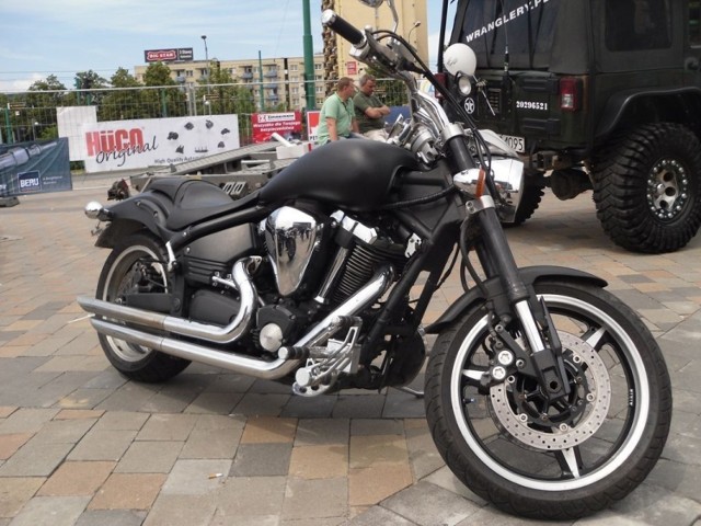 Motoryzacja to jednak nie tylko cztery k&oacute;łka - motocykle r&oacute;wnież pojawiły się przed katowickim Spodkiem. Fot. Piotr Drabik