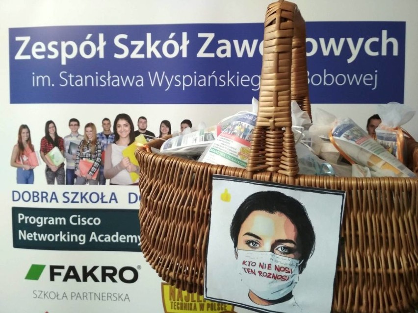 Kto nie nosi - ten roznosi! Pod tym hasłem nauczyciele i pracownicy bobowskiego Zespołu Szkół Zawodowych zainicjowali akcję szycia maseczek